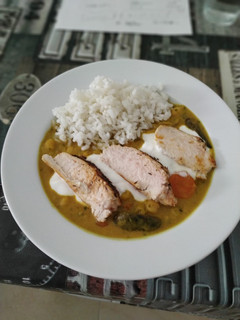 Una foto de Garbanzos al curry con pollo