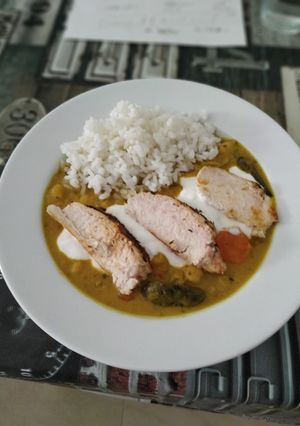 Una foto de Garbanzos al curry con pollo