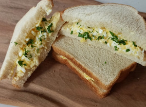 Una foto de Tamago sando (sándwich de huevo japonés)