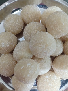 नारियल के लड्डू(nariyal k laddu recipe in hindi) रेसिपी मुख्य फोटो
