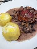 Lomo al champignon con papas rellenas
