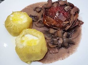 Una foto de Lomo al champignon con papas rellenas