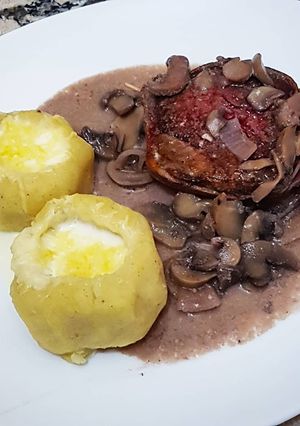 Una foto de Lomo al champignon con papas rellenas