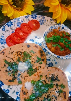 છોલે કુલચા (Chhole Kulcha Recipe In Gujarati) રેસીપી મુખ્ય ફોટો