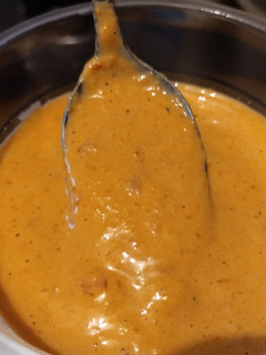 Una foto de Salsa🫕cremosa🥛de pimiento y cebolla🌶️🧅🥙