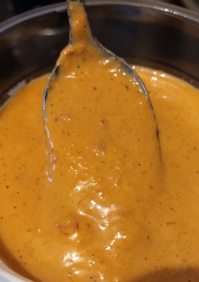 Una foto de Salsa🫕cremosa🥛de pimiento y cebolla🌶️🧅🥙