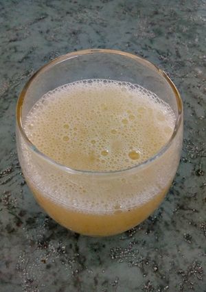 Una foto de Agua de guayaba-fresa