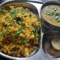 A picture of Nagpur style Batata poha with kadhi.