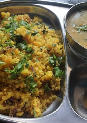 A picture of Nagpur style Batata poha with kadhi.