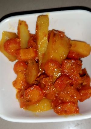 आलू गाजर की सब्जी (aloo gajar ki sabzi recipe in Hindi) रेसिपी मुख्य फोटो