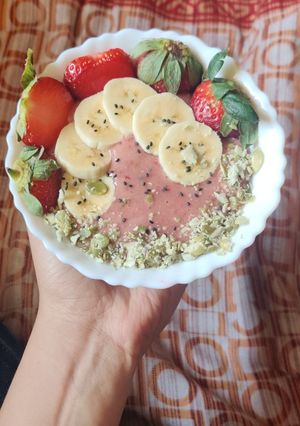 બનાના સ્ટ્રોબેરી સ્મૂધી (Banana Strawberry Smoothie Recipe In Gujarati) રેસીપી મુખ્ય ફોટો
