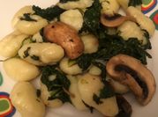Una foto de ñoquis de albahaca