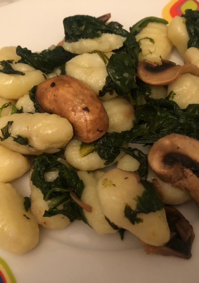 Una foto de Ñoquis con espinacas y champis con toque de aceite de tomates secos