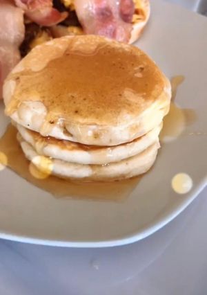 A picture of White chocolate pancakes.