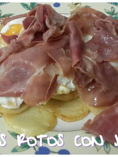 Una foto de Huevos rotos con jamón