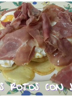 Una foto de Huevos rotos con jamón