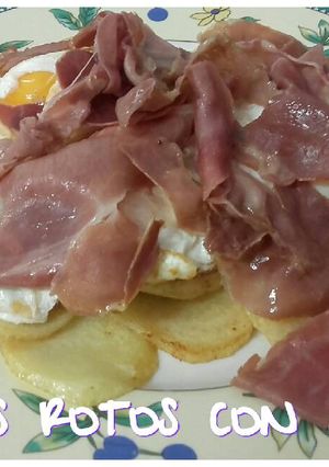 Una foto de Huevos rotos con jamón