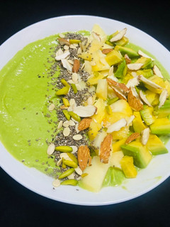 A picture of Avocado, mango, spinach smoothie bowl.