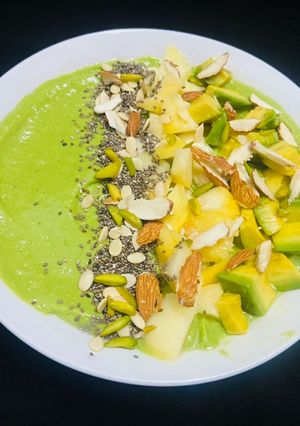 A picture of Avocado, mango, spinach smoothie bowl.