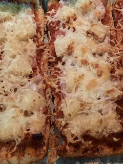Una foto de Coca de pan de aceite y sobrasada