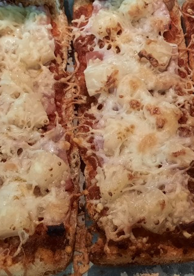 Una foto de Coca de pan de aceite y sobrasada