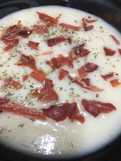 Una foto de Vichyssoise con jamón crujiente