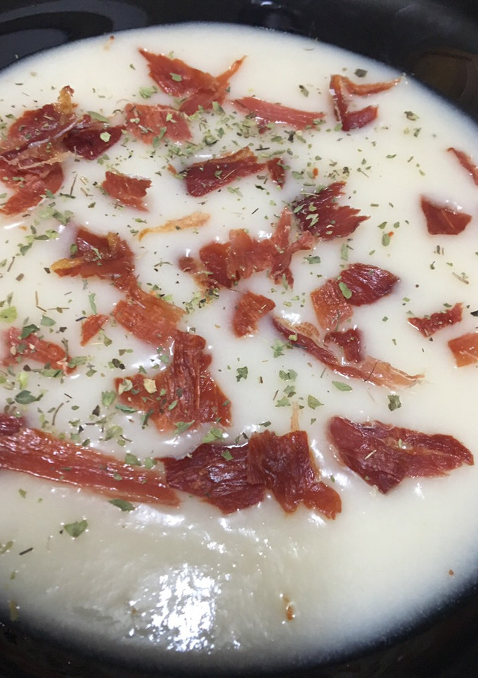 Una foto de Vichyssoise con jamón crujiente
