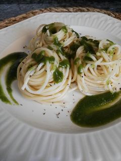 Una foto de Espaguetis con pesto de albahaca y anacardos
