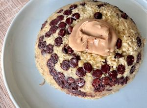 Une photo de Bowl cake banane - avoine et pépites de chocolat