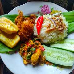 รูปของ Nasi liwet, Ayam serai, sambal tempe tahu