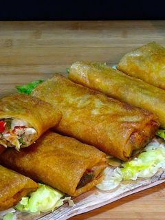 Una foto de Rollitos de bacalao con verduras envueltos en crujiente pasta Brick