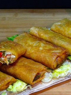 Una foto de Rollitos de bacalao con verduras envueltos en crujiente pasta Brick