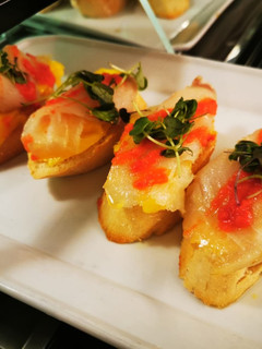 Una foto de Tapa: montaditos de bacalao ahumado