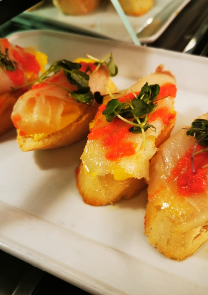 Una foto de Tapa: montaditos de bacalao ahumado