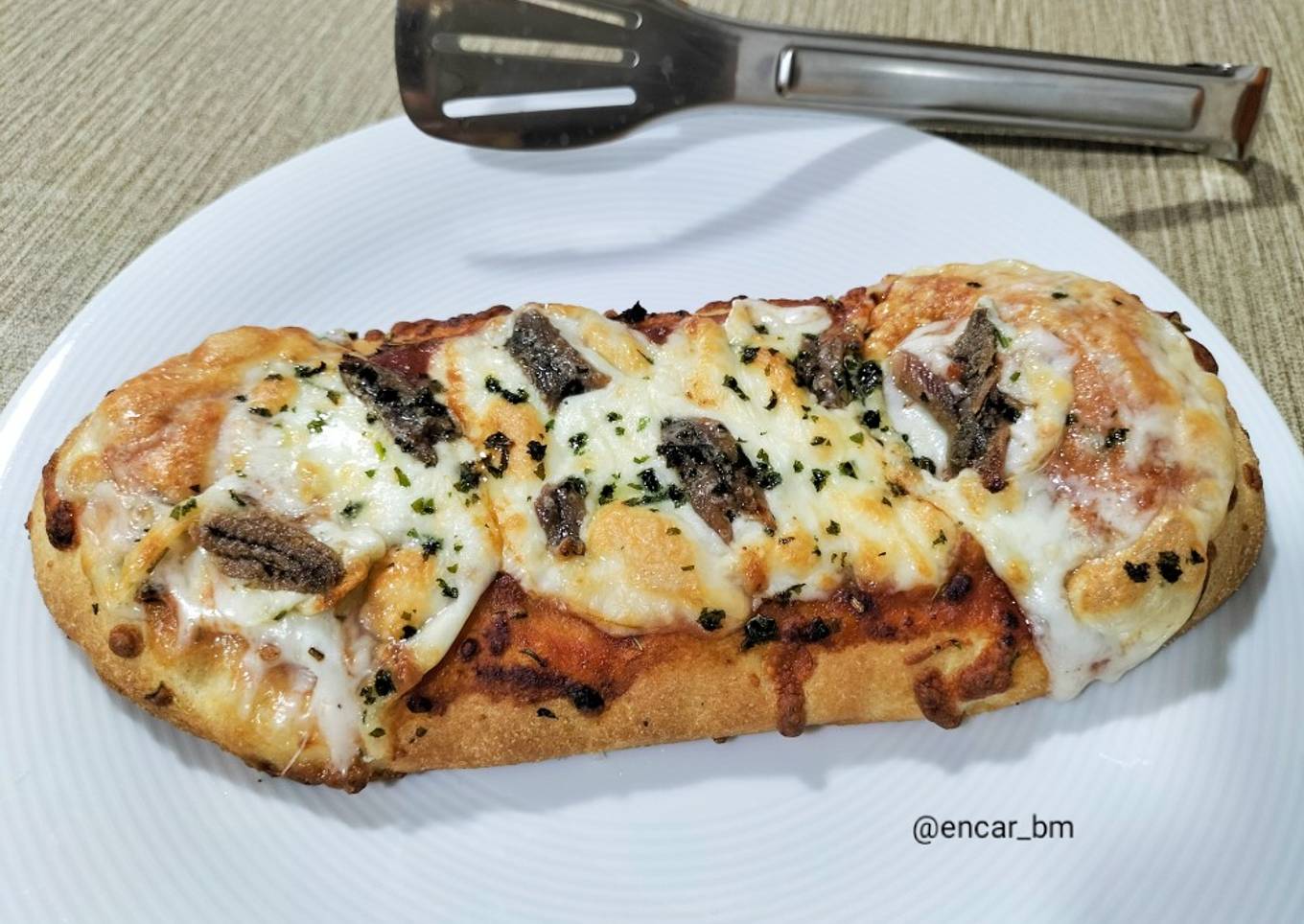 Focaccia con scamorza y anchoas en airfryer