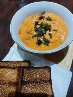 Una foto de Porotos al pesto de morrón