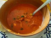 Una foto de sopa de arvejas mexicana
