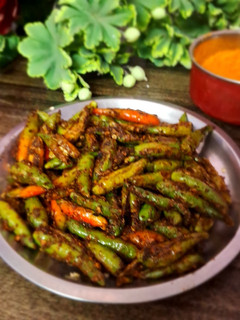 हरी मिर्च का झटपट अचार (hari mirch ka jhatpat achaar in Hindi) रेसिपी मुख्य फोटो
