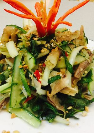 Hình của món Gà xé phay ngẫu hứng.
