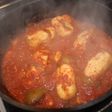 Merluza con gambas en salsa de tomate