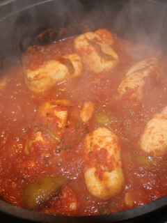 Una foto de Merluza con gambas en salsa de tomate