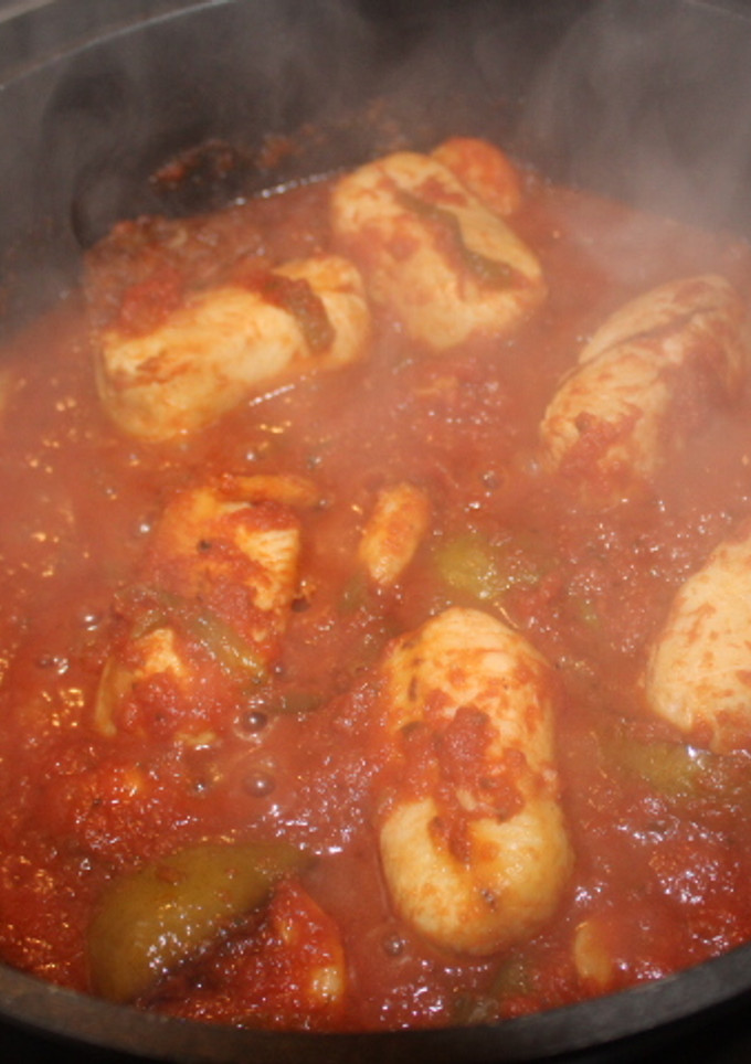 Una foto de Merluza con gambas en salsa de tomate