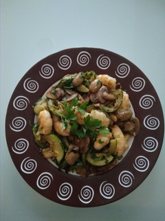 Una foto de Salteado de calabacín con gambas