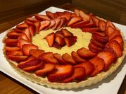 Una foto de tarta frutilla con crema chantilly