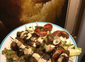 Una foto de Brochetas de ternera con salsa criolla, endivias y tomates 🦀
