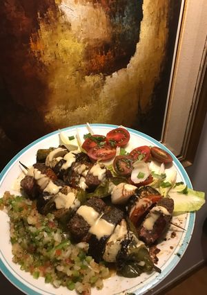 Una foto de Brochetas de ternera con salsa criolla, endivias y tomates 🦀