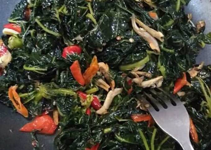 Langkah Mudah untuk Membuat Oseng Daun Pepaya Teri Pedas yang Enak Banget