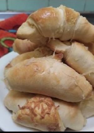 Una foto de Medialunas rellenas de jamón y queso😋