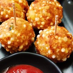 A picture of Sabudana cheese pops.