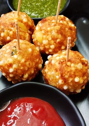 A picture of Sabudana cheese pops.